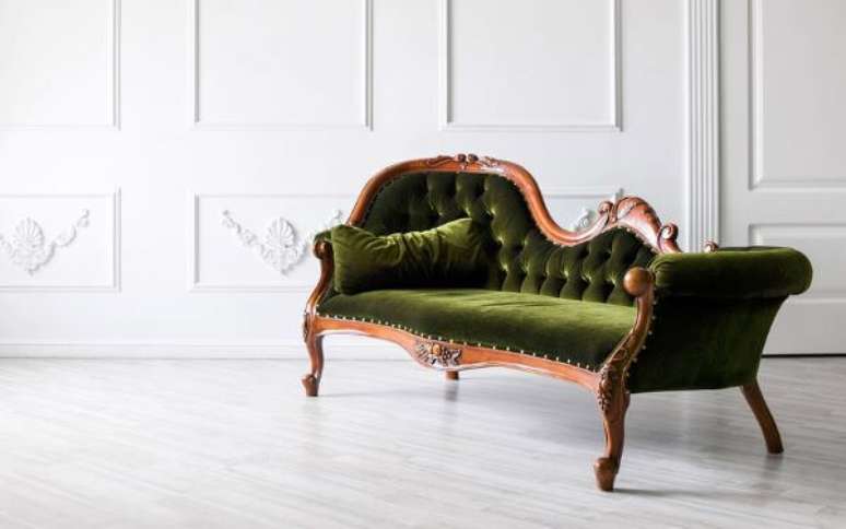 33. Sof&aacute; antigo vintage na cor verde &ndash; Via: Architectural Digest Middle East