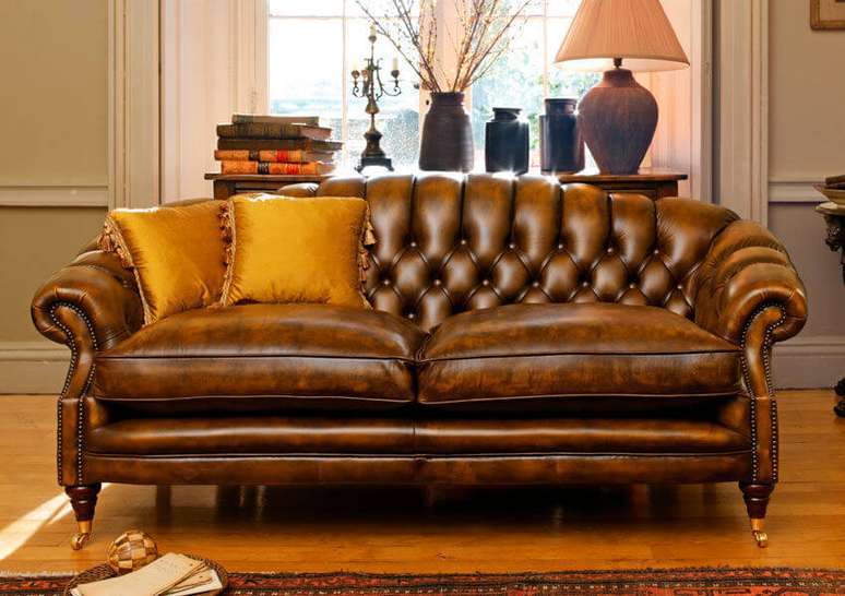 6. Sof&aacute; antigo de couro &ndash; Via: Archiexpo