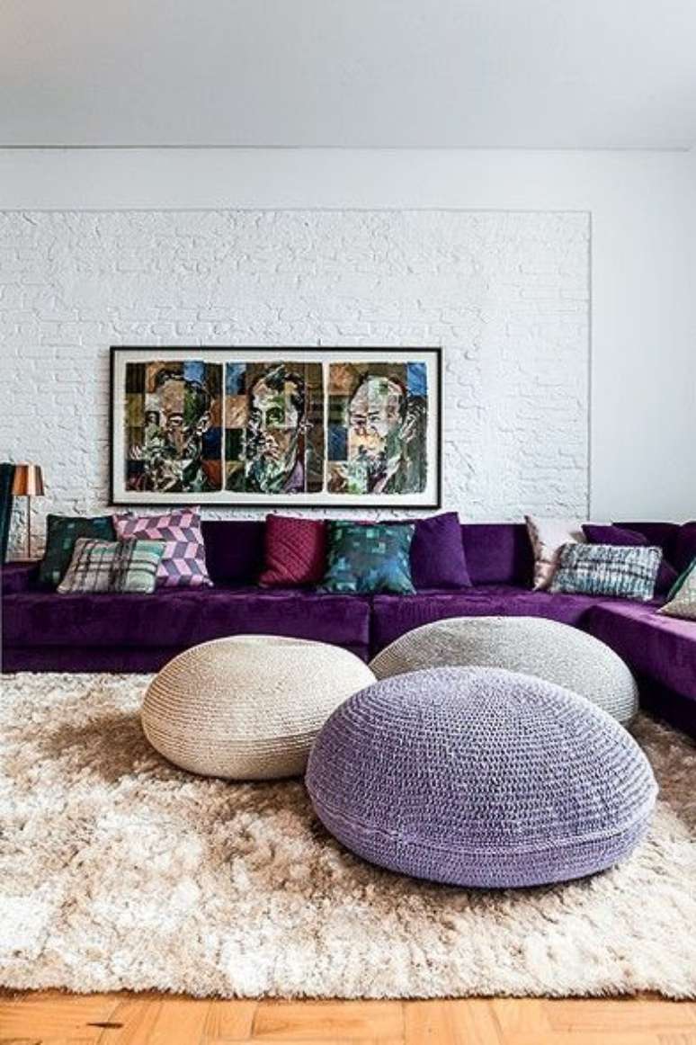 28. Sofá em l roxo – Via: Pinterest