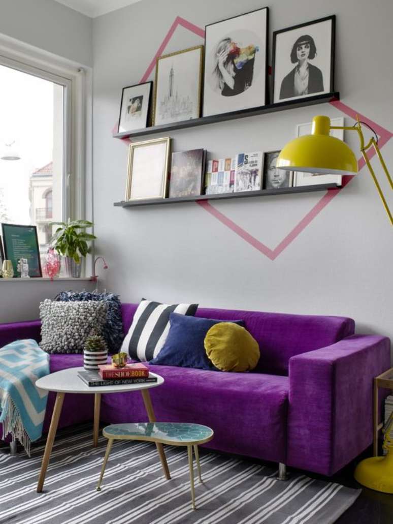29. Sofá roxo na sala moderna – Via: Molly the Bunny