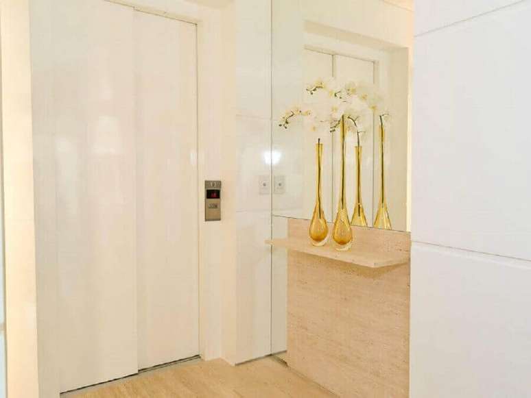 56. Decora&ccedil;&atilde;o de hall de entrada pequeno com espelho &ndash; Foto: Kalili Kibrit