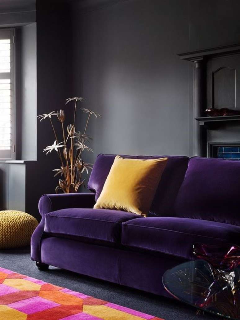 11. Sofá roxo com almofada amarela – Via: Almanaque da Mulher