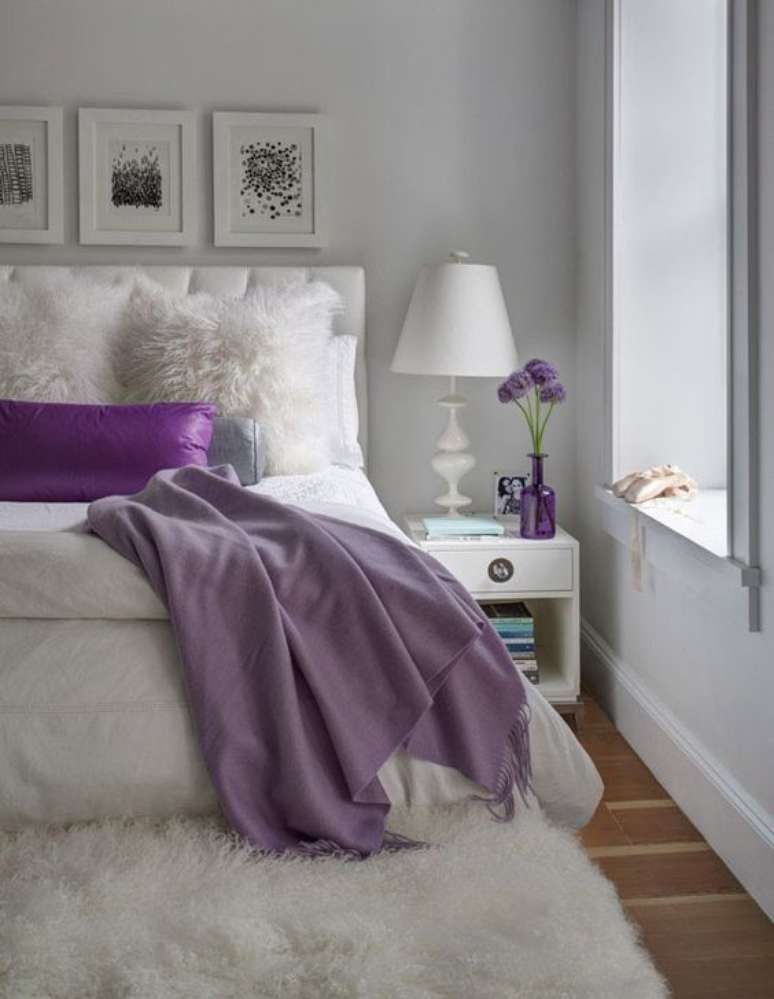 32. Manta e almofada roxa – Via: Casa Vogue