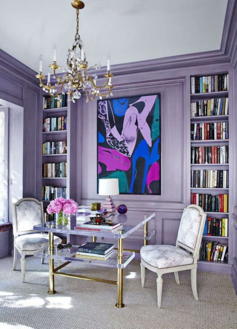 2. Sala em tons de roxo com poltrona branca – Via: Design Center