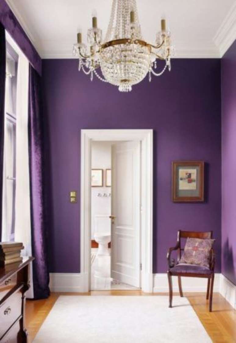 33. Tons de roxo na parede de casa – Via: Conexão Decor