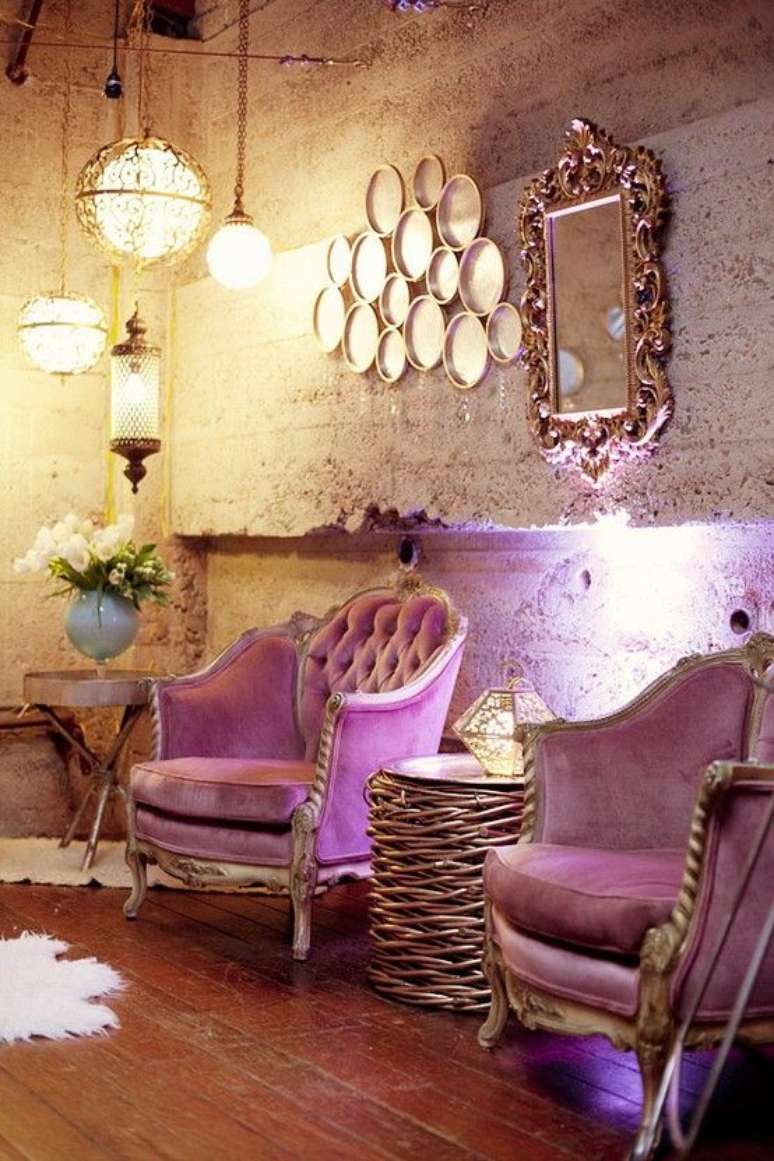 34. Tons de roxo com poltronas luxuosas – Via: Home Adore