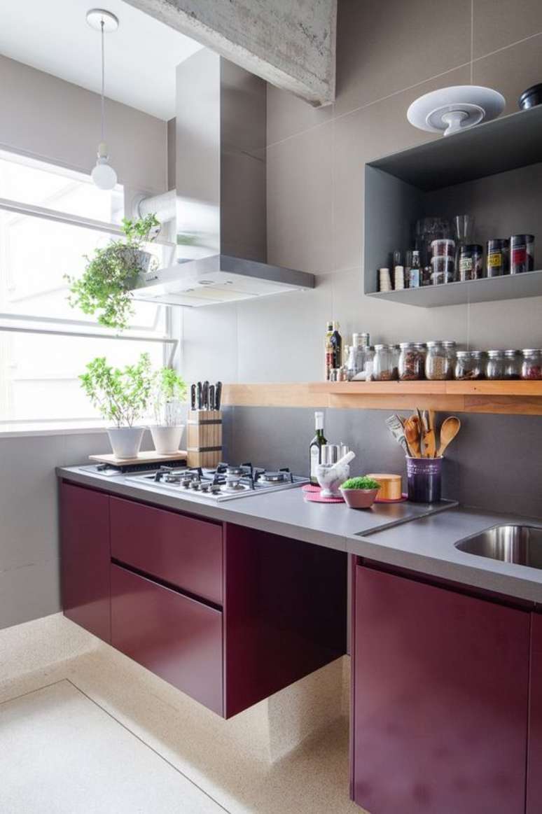 35. Tons de roxo na cozinha moderna – Via: Casa Vogue