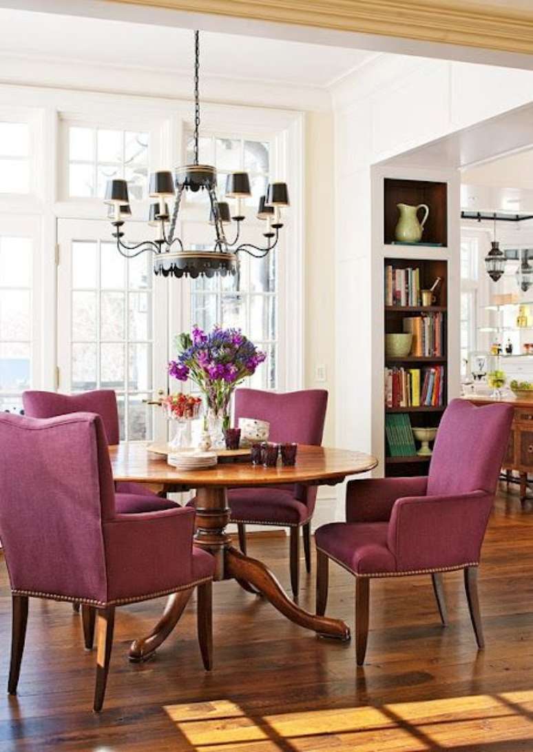 41. Sala de jantar roxa – Via: Michaela Noelle Designs