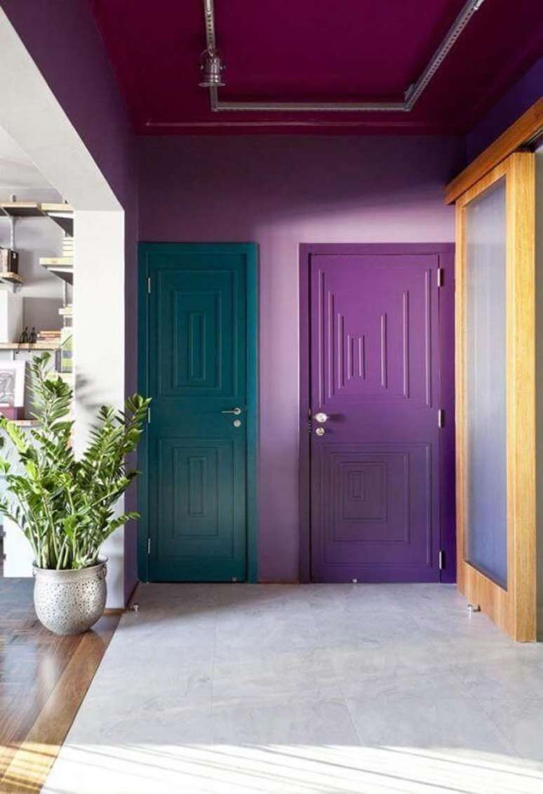 43. Tons de roxo na parede de casa e porta – Via: Revista VD