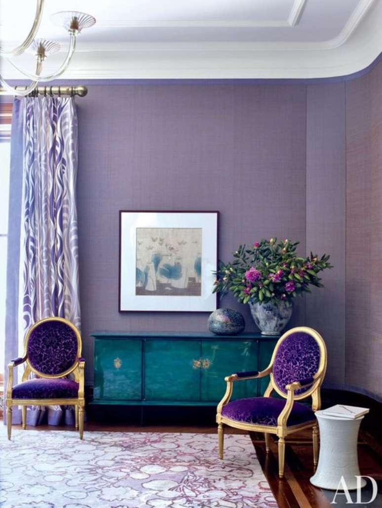 44. Tons de roxo na sala com poltrona roxa – Via: Simples Decoração