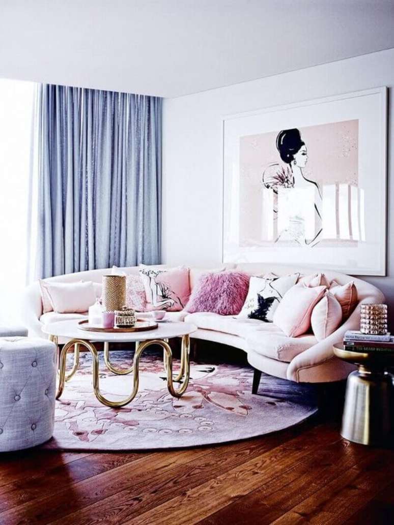 45. Tons de roxo na sala com sofá redondo – Via: Revista VD