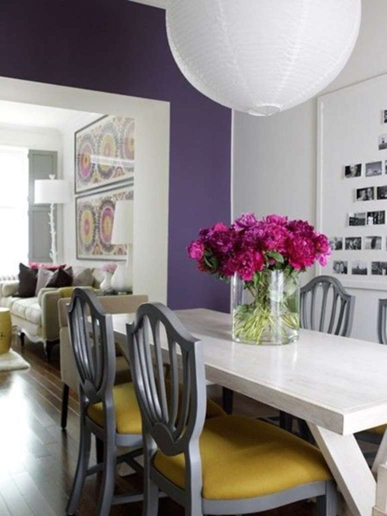47. Tons de roxo na sala de estar com flores na decoração – Via: de Frente para o mar