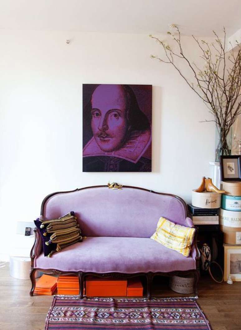 48. Tons de roxo na sala moderna – Via: Pinterest