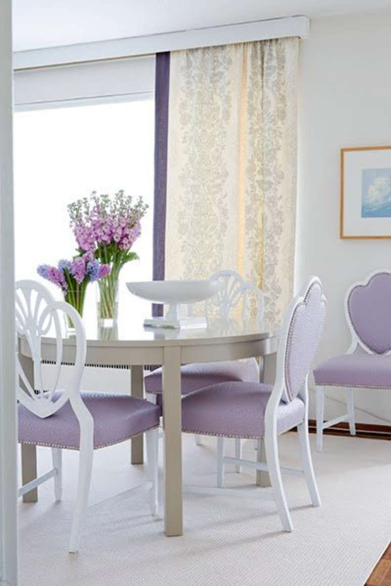 50. Tons de roxo na sala de jantar moderna – Via: Bright Bazaar