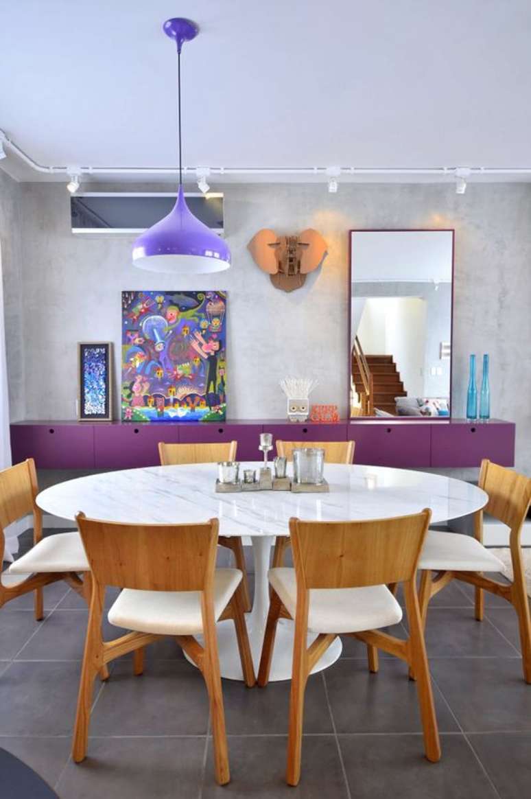 51. Tons de roxo na sala de jantar colorida – Via: Casa Abril