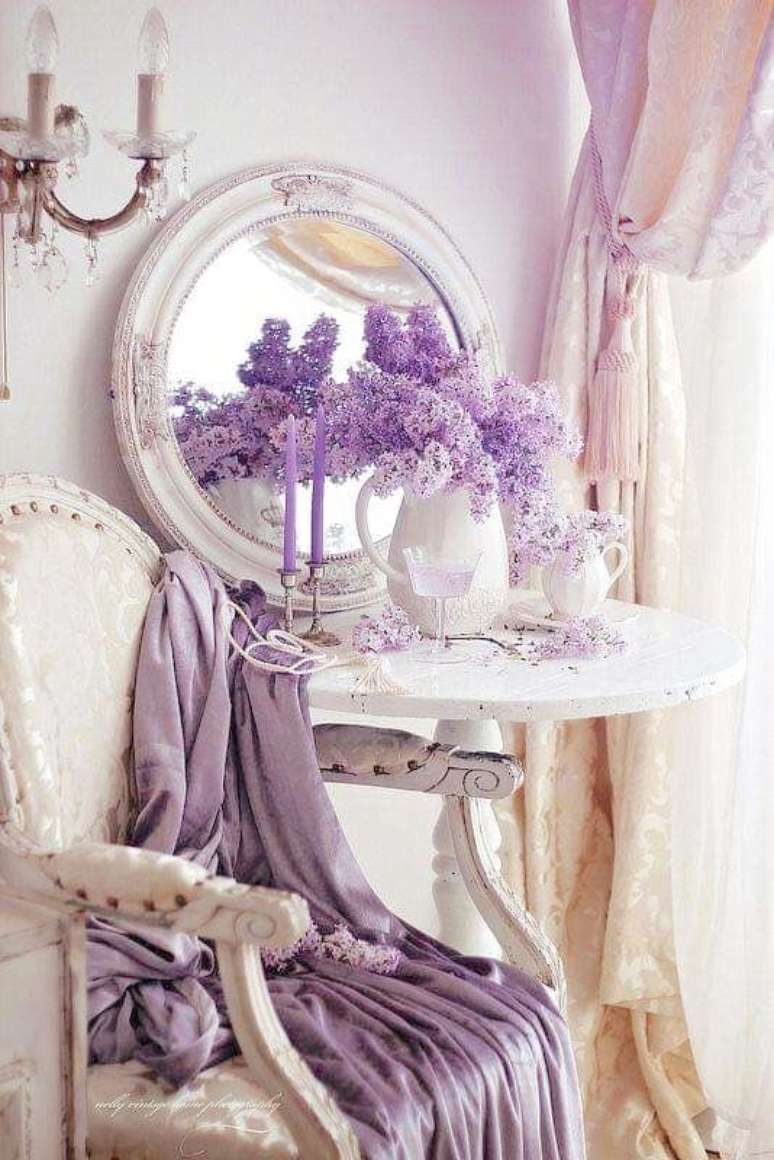 53. Decoração lilás na sala de luxo – Via: Pinterest