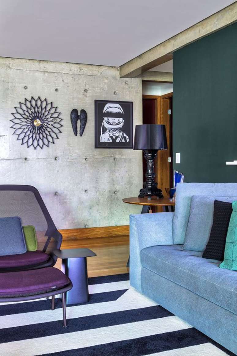 54. Tons de roxo na sala de estar – Via: Casa de Valentina