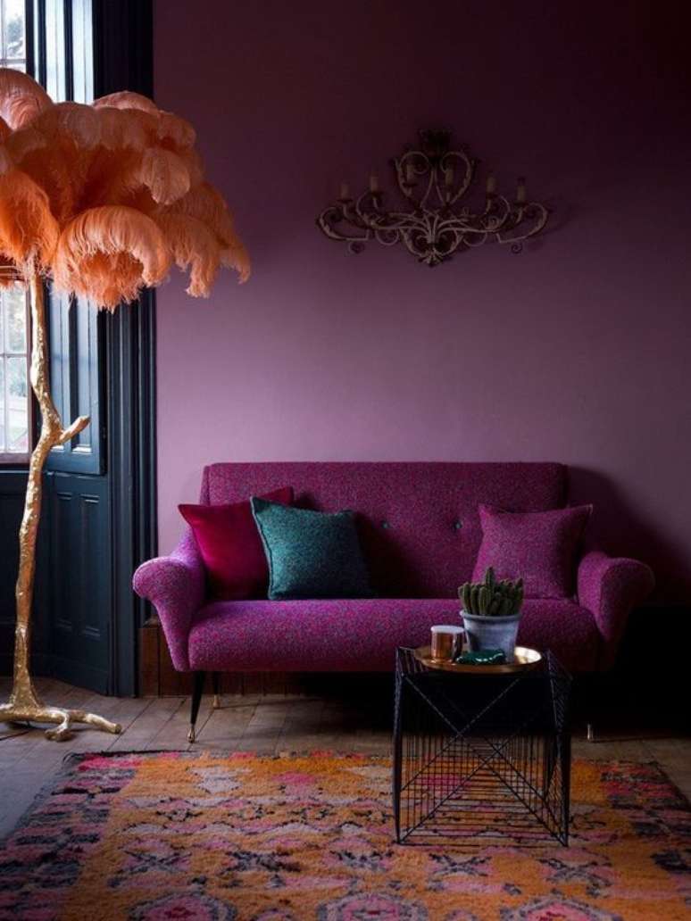 55. Tons de roxo na sala moderna – Via: Casa Vogue