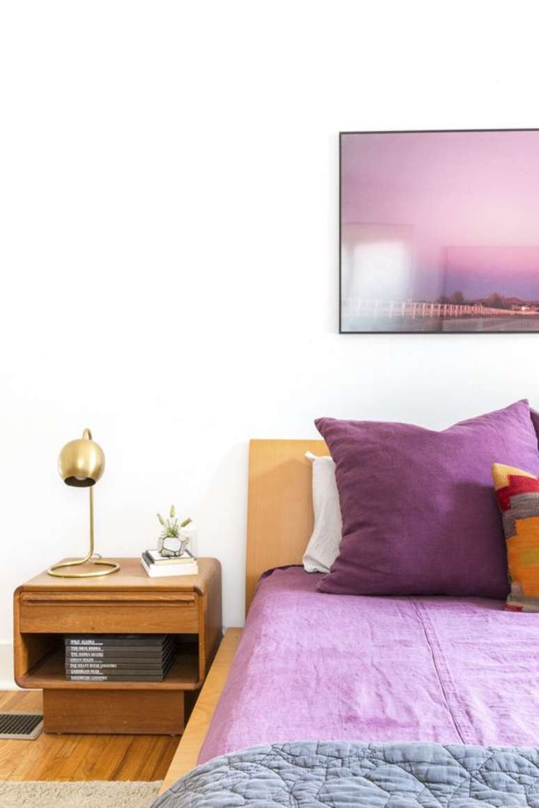 57. Tons de roxo no quarto moderno – Via: Domino