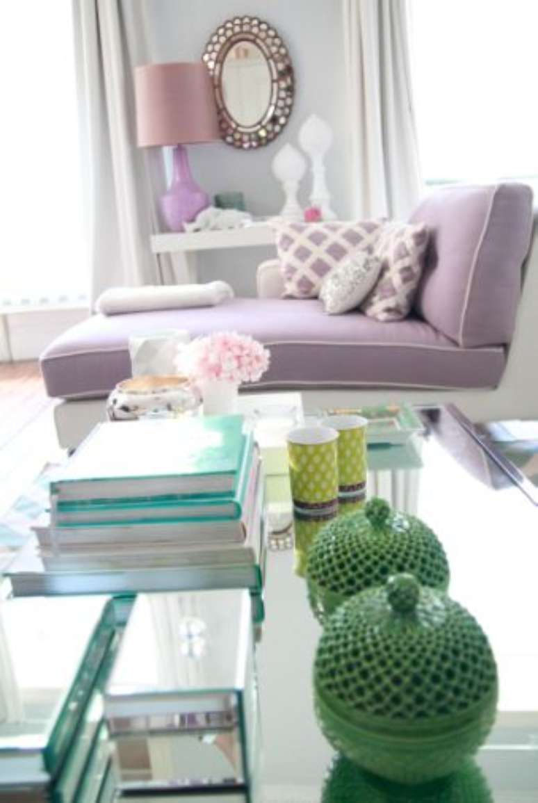 60. Tons de roxo para sala moderna – Via: Styling