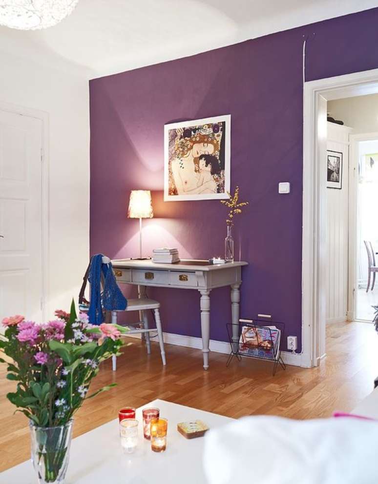 61. Tons de roxo na parede – Via: Pinterest