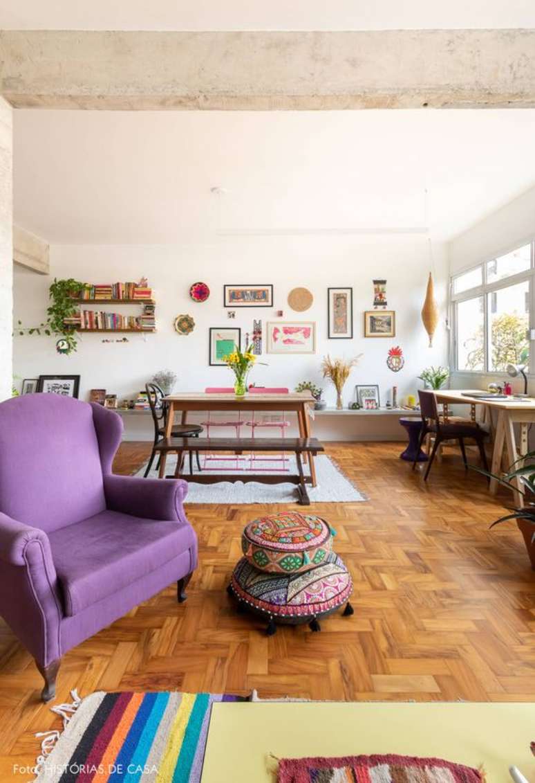 62. Poltrona roxa com puff estampado na decoração – Via: Histórias de Casa