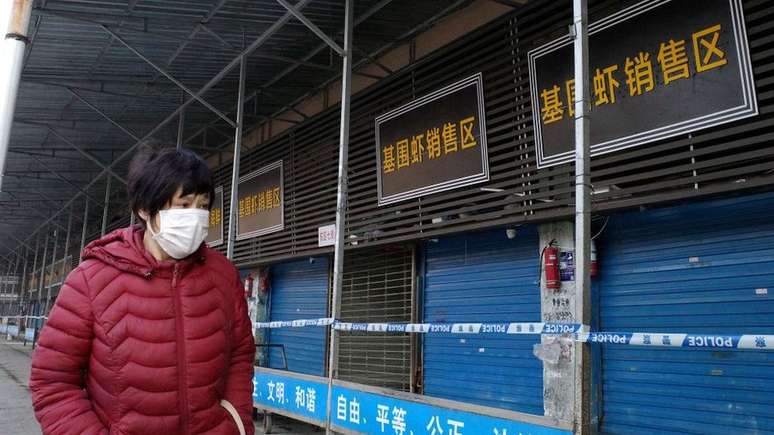 Estima-se que o primeiro surto do novo coronavírus esteja ligado a um dos 'mercados úmidos' de Wuhan, onde são vendidos animais selvagens vivos e mortos