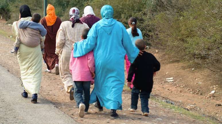 Em áreas rurais de várias nações muçulmanas, como Argélia, Marrocos e Turquia, laços de leite foram estabelecidos por diferentes motivos