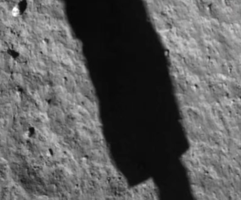 A sonda chinesa lança sua sombra na superfície da Lua