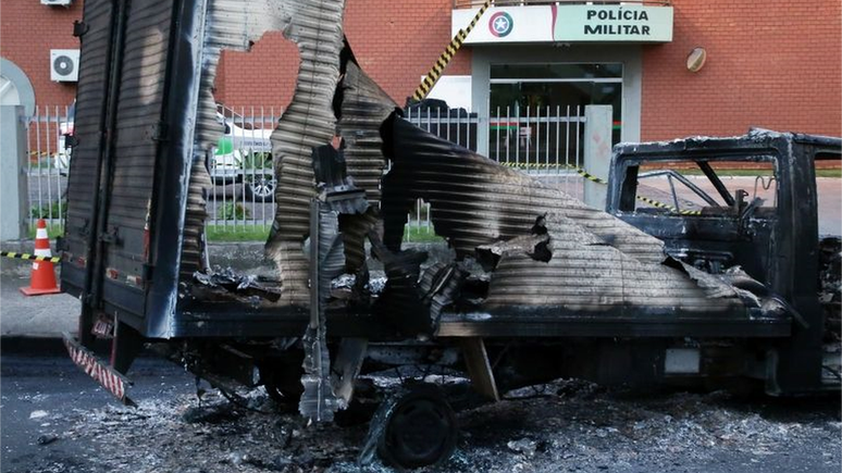 Caminhão incendiado diante de quartel da PM em Criciúma; houve troca de tiros, deixando um soldado ferido