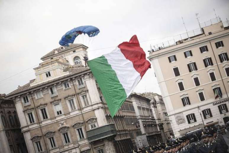 Bandeira da Itália na Piazza Venezia, em Roma