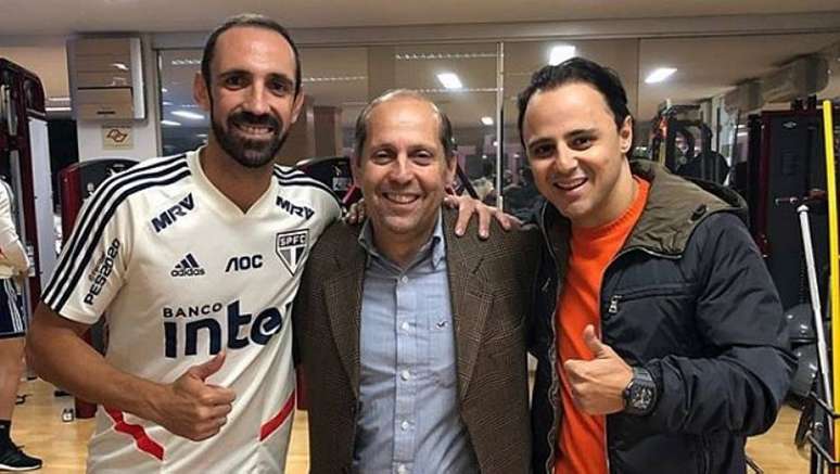 Roberto Natel (ao centro) é candidato à presidência do São Paulo.