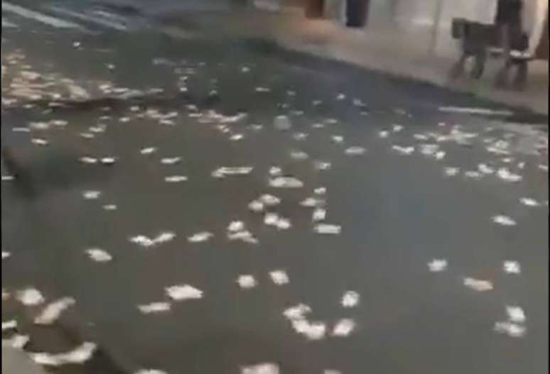 Registros compartilhados nas redes sociais mostram cédulas de dinheiro nas ruas de Criciúma