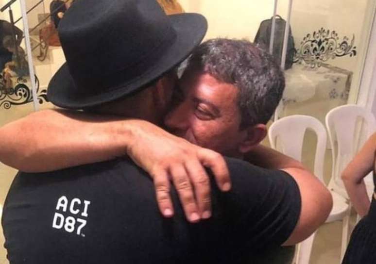 Tom Veiga dá abraço em André Marques