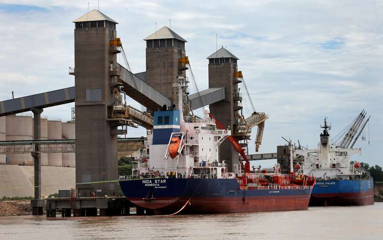 Navios carregados com grãos em porto na região de Rosario, Argentina 
31/01/2017
REUTERS/Marcos Brindicci