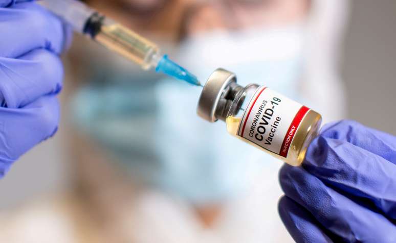 Mulher segura seringa e frasco rotulado como de vacina contra Covid-19 em foto de ilustração
30/10/2020 REUTERS/Dado Ruvic