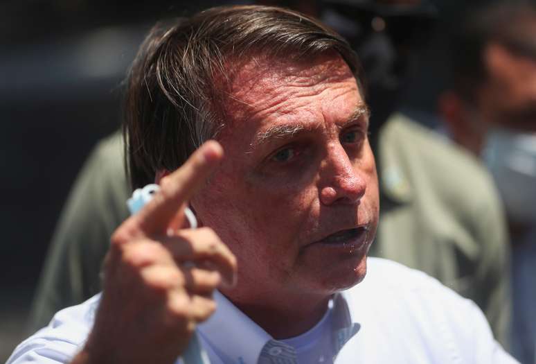 Bolsonaro fala com apoiadores com apoiadores após votar na eleição municipal, no Rio de Janerio
 29/11/2020 REUTERS/Pilar Olivares