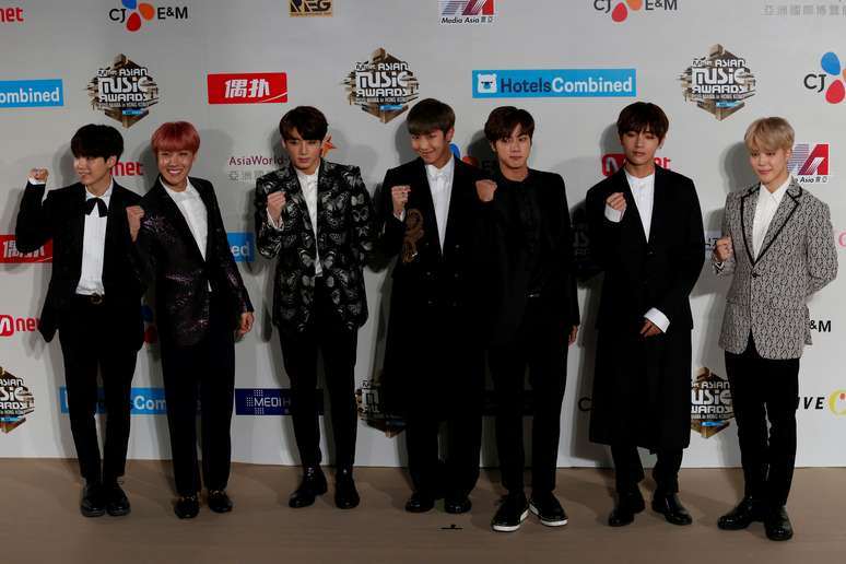 Membros da banda de K-Pop BTS posam para foto durante premia&ccedil;&atilde;o em Hong Kong
02/12/2016 REUTERS/Bobby Yip/File Photo
