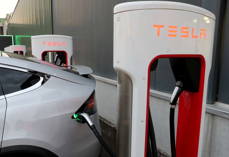 Estação de supercarga da Tesla en Dietikon, Suíça
 21/10/ 2020 REUTERS/Arnd Wiegmann