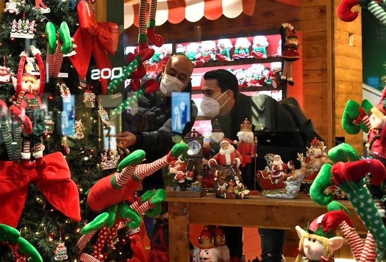 Pessoas com máscaras de proteção fazem compras em loja na Lombardia, na Itália
01/12/2020 REUTERS/Flavio Lo Scalzo