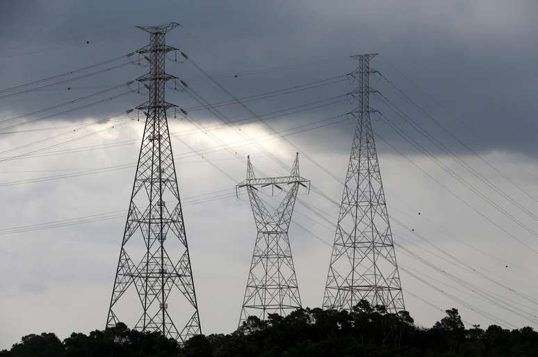 Torres de transmissão de energia perto da barragem Billings em Diadema 
10/02/2015
REUTERS/Paulo Whitaker