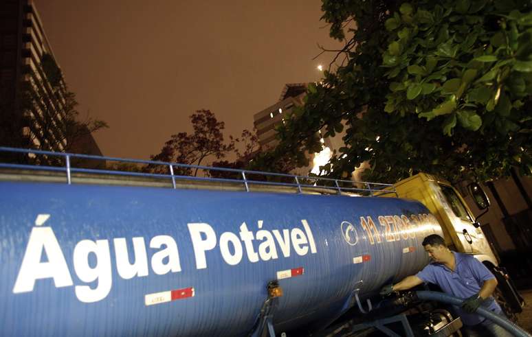 Caminhão-pipa com sinalização de água potável 
10/02/2015
REUTERS/Nacho Doce