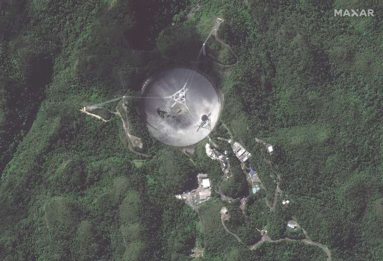 Vista aérea do telescópio já danificado, mas antes do colapso desta terça-feira
17/11/2020
MAXAR TECHNOLOGIES/Divulgação via REUTERS