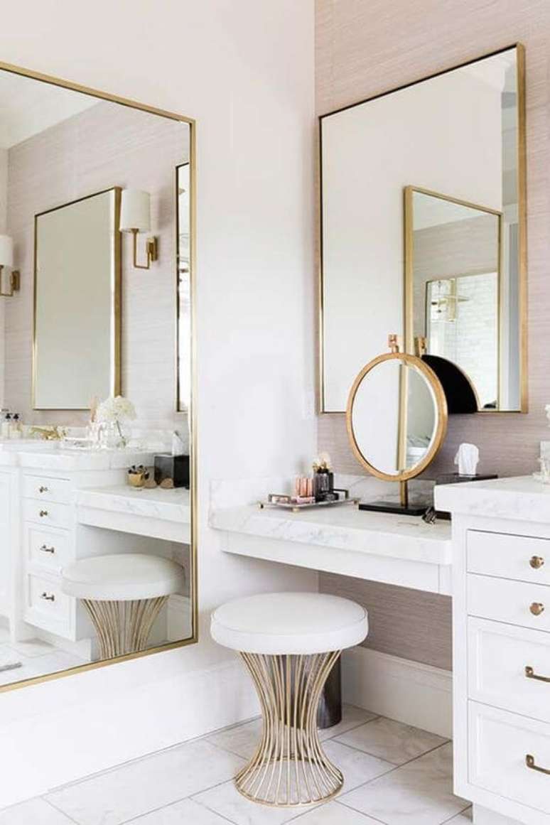 5. Penteadeira no closet com espelhos dourados – Via: Pinterest