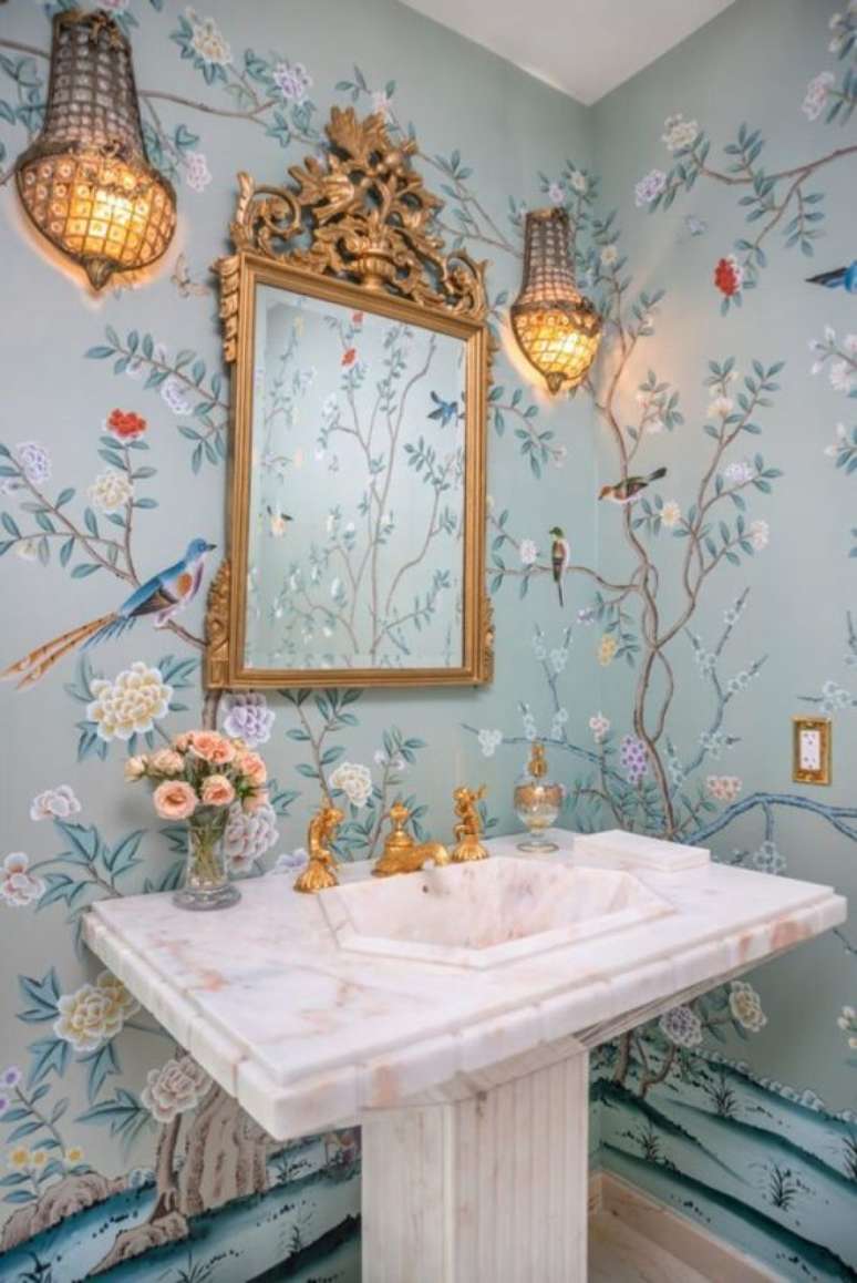 61. Banheiro com papel de parede delicado e espelho dourado – Via: The Glam Pad