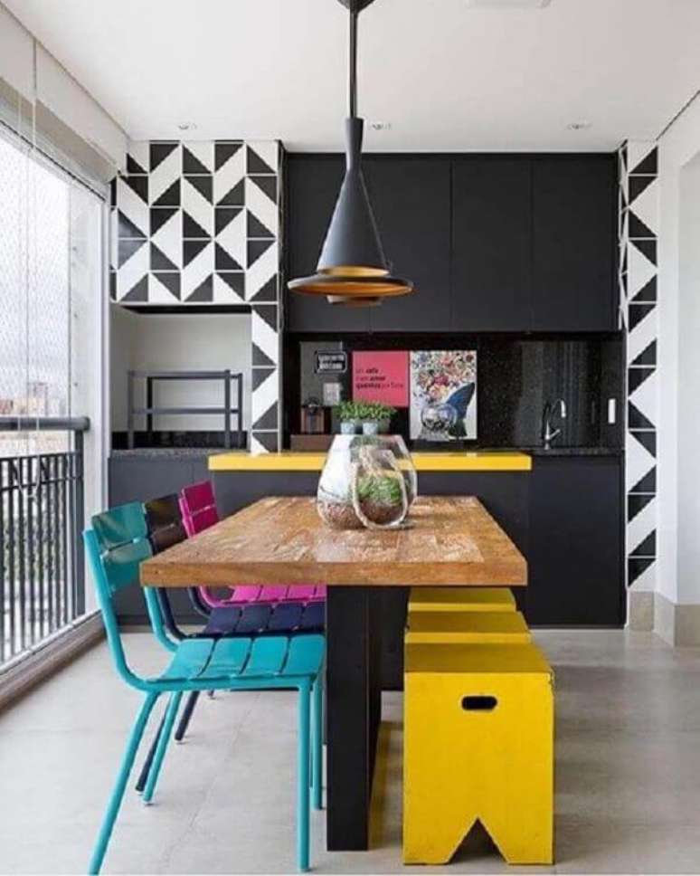 41. Varanda colorida com quadros na decora&ccedil;&atilde;o &ndash; Via: Pinterest