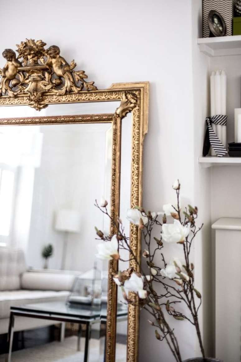 62. Espelho com moldura dourada – Via: Pinterest