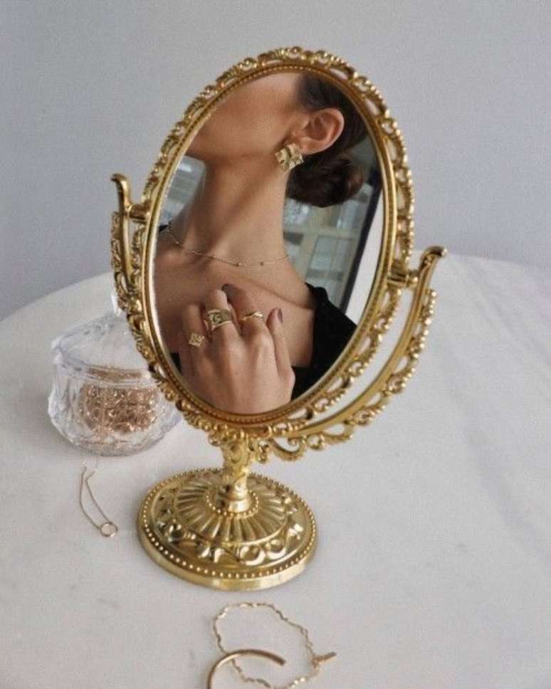 10. Espelho de mesa dourado estilo vintage – Via: Pinterest