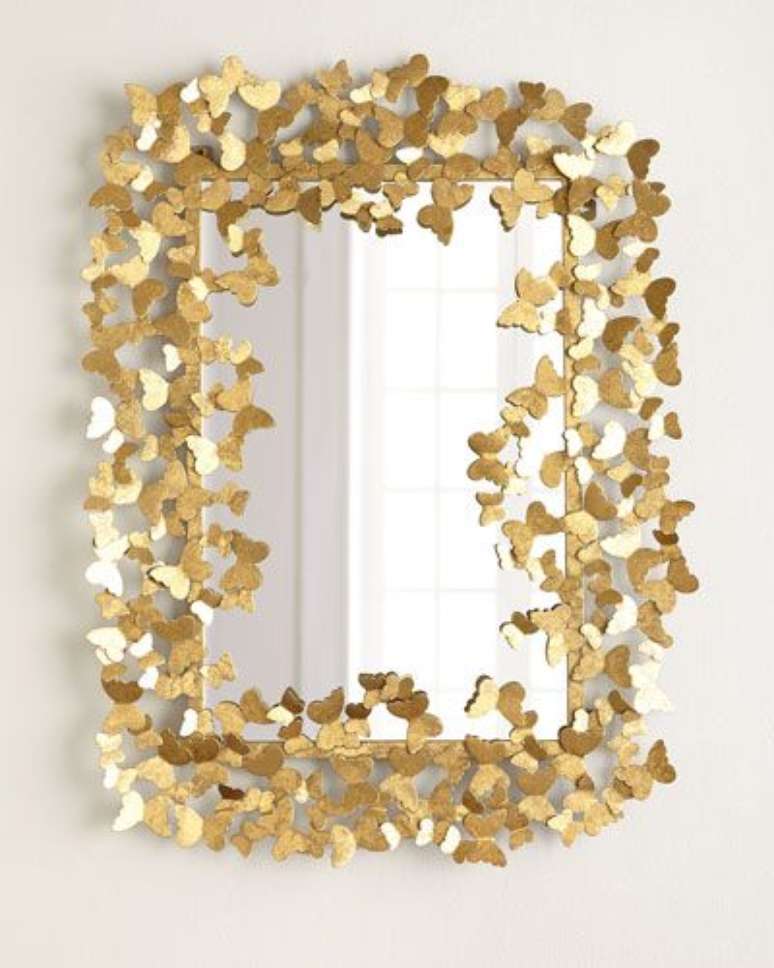15. Espelho com detalhes de borboletas douradas – Via: Horchow