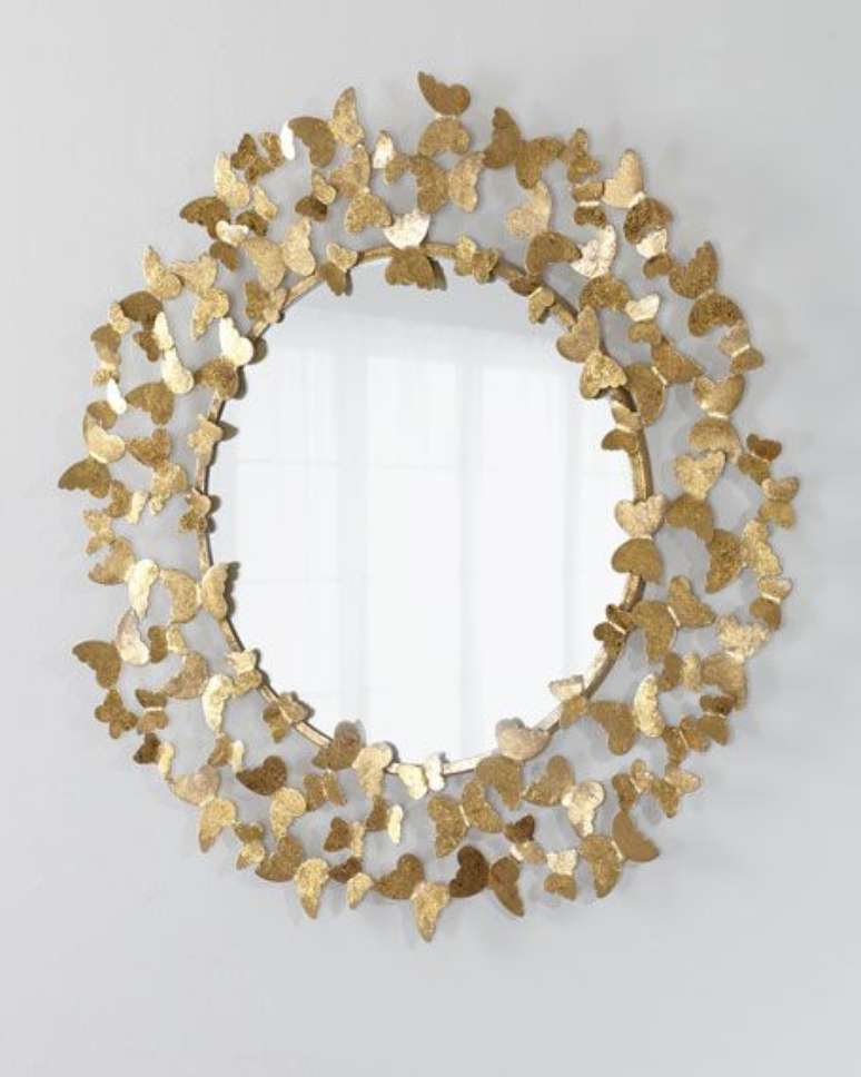 23. Espelho redondo dourado com borboletas – Via: Horchow